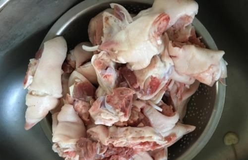 炖猪蹄时，最忌直接焯水，教你正确做法，猪蹄软糯好吃，没腥臭味