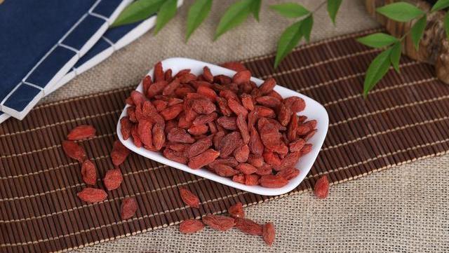 玫瑰花茶|玫瑰花泡水,对女性健康有哪些益处学会正确搭配,养生效果翻倍