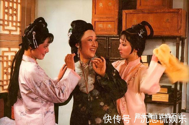 王熙凤&林黛玉初入贾府时,对赵姨娘爱答不理,为何后来却对其敬爱有加