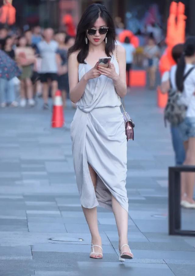 亮色吊带连衣裙,搭配白色时尚高跟凉鞋,动人美感油然而生