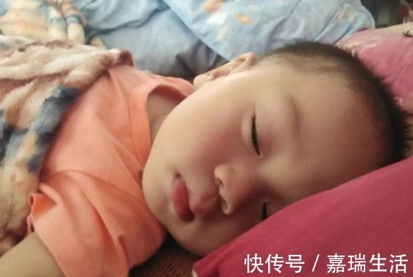 什么时候|宝宝什么时候可以“睡枕头”?有四个信号,家长要抓住