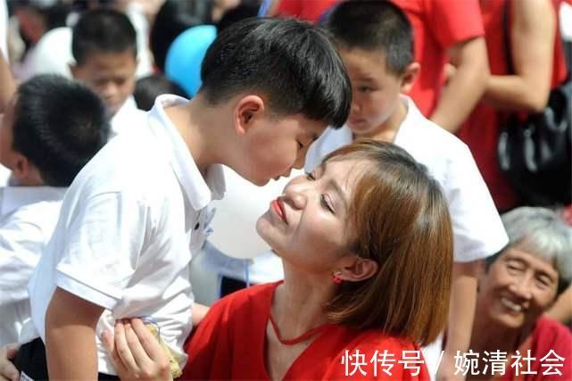 丽丽|妈妈上厕所初中儿子丝毫不避讳,亲情越界,对孩子危害大