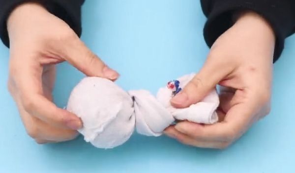 把钢丝球塞进袜子里真厉害,解决了很多人的大烦恼,快告诉家人!