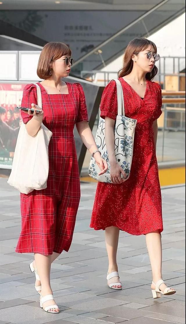 连衣裙高贵典雅且简约大气，穿着既有舒适度也很有时尚感