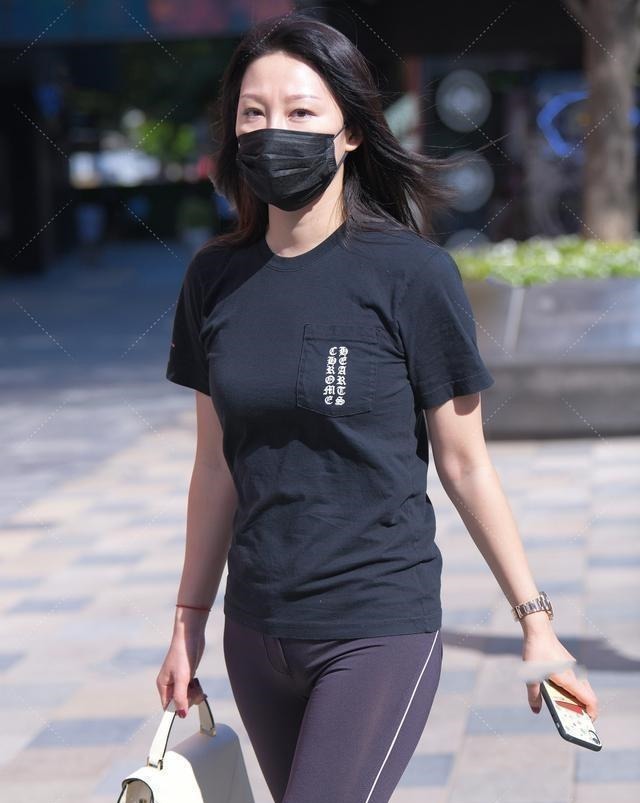 裤子 黑色端庄短袖搭配黑色简洁打底裤,收腰的设计,体颜色一致!