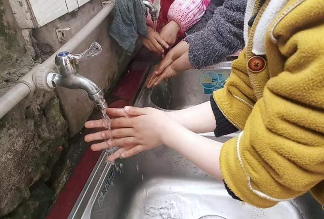 父亲|“谁有吃的给我孩子吃一点”父亲在公交上求助,得知原因乘客泪奔