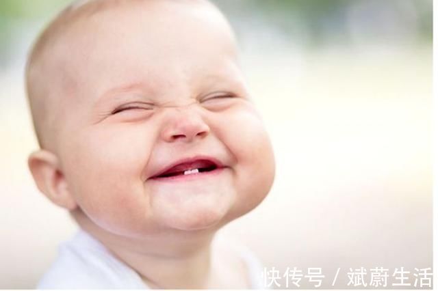 小家伙|宝宝出生后，这个行为出现越早，今后可能越聪明，你家宝宝有吗？