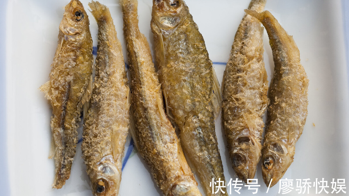 炸小鱼不能只会裹面粉,多加1步,就算放上一天,依旧美味又好吃