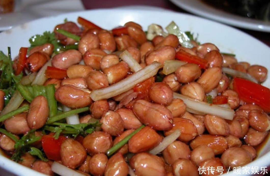 入味|煮花生米别再傻傻加水,只需加一瓶“饮料”,花生入味还贼香!