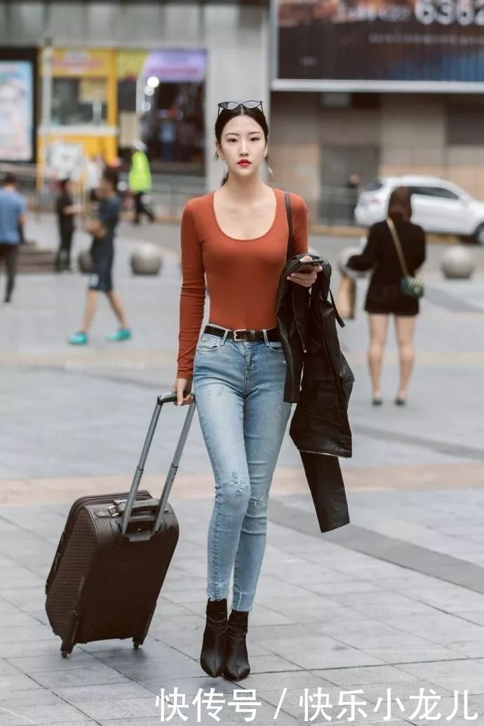 时尚|街拍小姐姐一身绿色紧身裙,显白显身材,妥妥的时尚达人