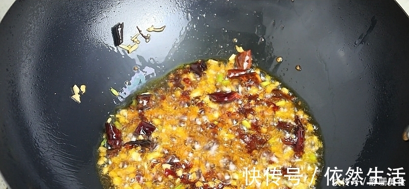 2盒豆腐,1勺淀粉,这个做法百吃不厌,出锅那一刻口水留下来