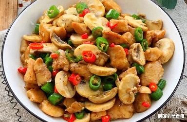 巨好吃的白蘑菇炒鸡丁，10分钟就能完成快手菜