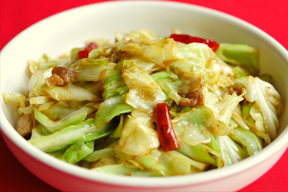 手撕包菜|做手撕包菜,不要直接下锅炒,多加1步骤,又香又脆,吃着真下饭