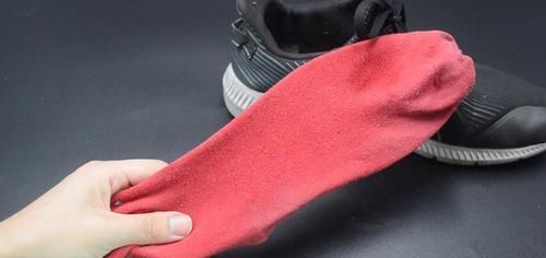 把袜子套在鞋垫上,真是太厉害了,一年能省几百元,看完涨知识了