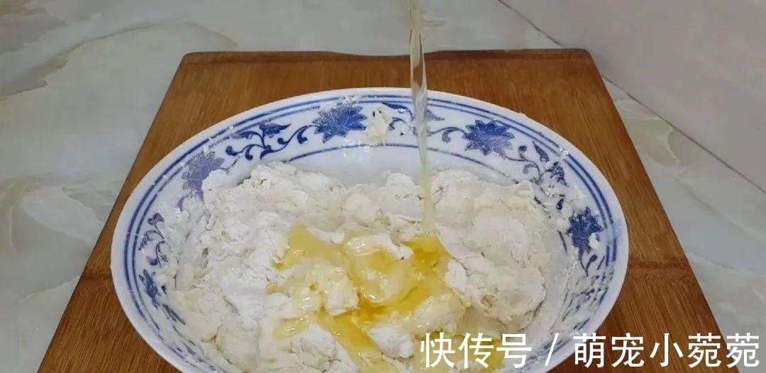 烙饼这做法太香了,开水一烫,柔软筋道又多层,出锅孩子都抢着吃
