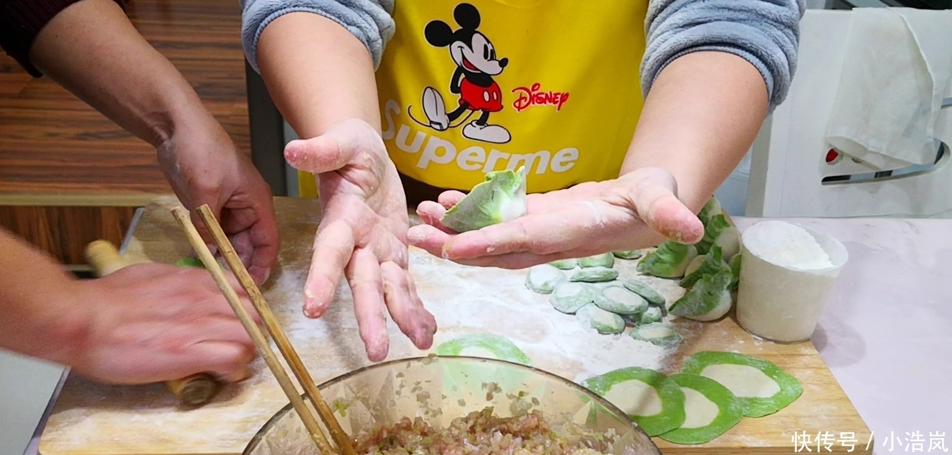 饺子包好后,直接放冰箱就“废了”,教你一招,饺子不粘连不开裂