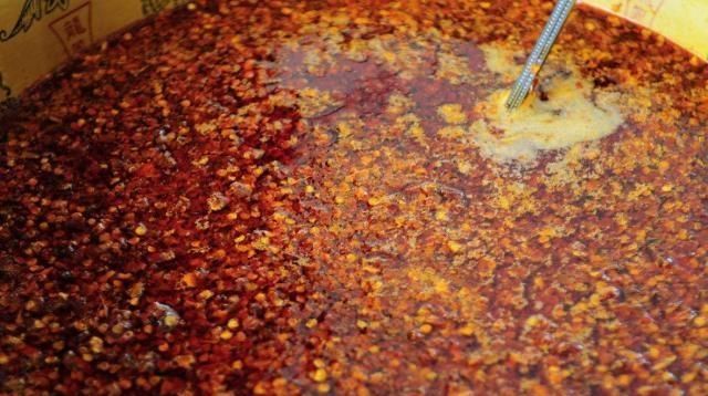 做辣椒油时，直接把油倒入辣椒大错特错，多加一步，辣椒油更香