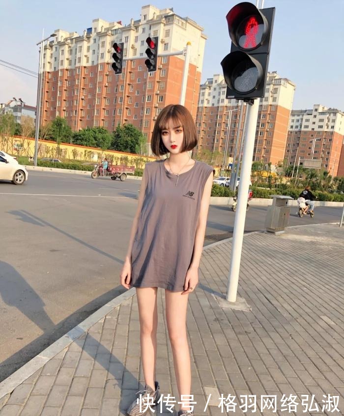 美女|短发美女很精致,一件大码上衣搭配短裤就很潮流!