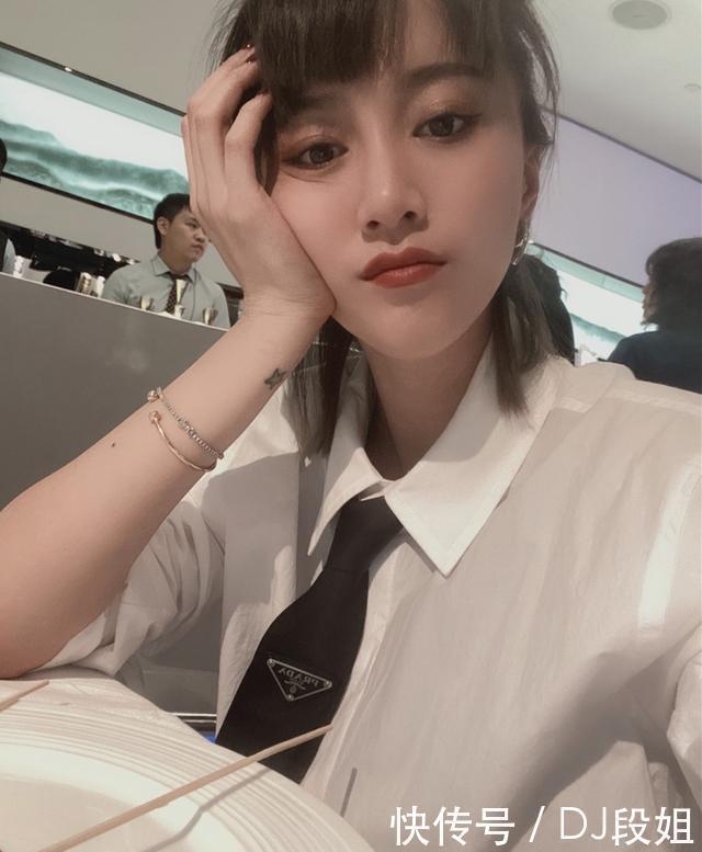 曾是那英组“四金花”,因吴莫愁与张碧晨闹翻,今事业爱情双丰收