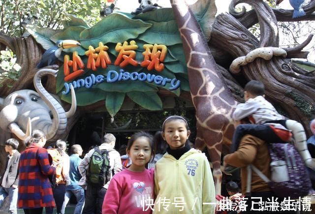 双胞胎|双胞胎一个放国内养,一个丢国外养,兄弟俩18年后差距一目了然