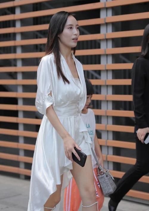 时尚|孩子都上小学了,还是一如既往的敢穿,她对得起时尚女郎的称号