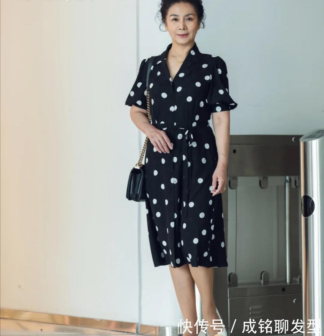 违和感|五六十岁妈妈穿衣太土气，学一下这位阿姨的优雅穿搭，高级又体面