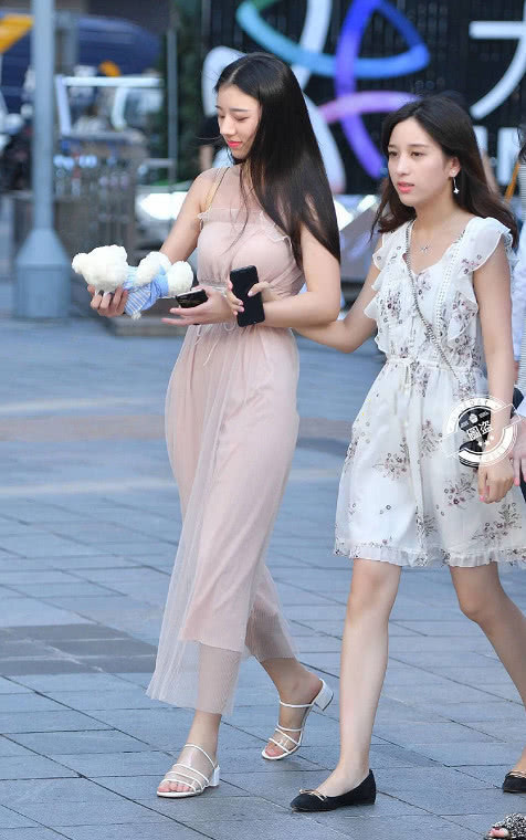 连体|街拍小姐姐在连体装外套一层纱,仙气十足很清爽