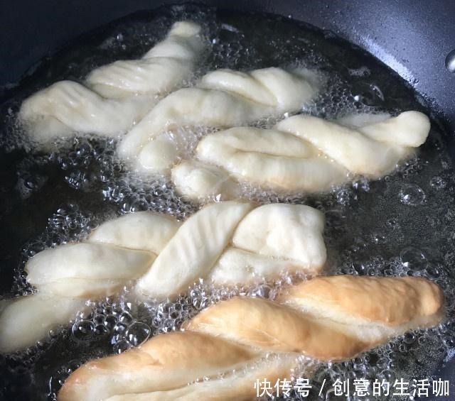 炸麻花不用买，在家自己做，咬一口嘎嘣香脆，做法超简单