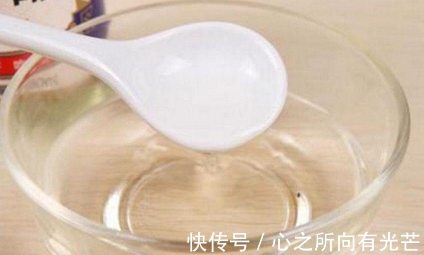 发黄|清洗白色衣服的小妙招, 教你轻轻松松洗白衣服!