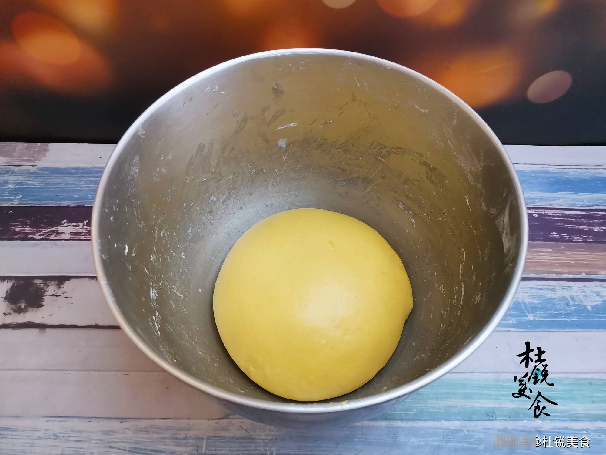 做吐司,冬季别再用水和面,加入南瓜,吐司金黄拉丝,家人喜欢