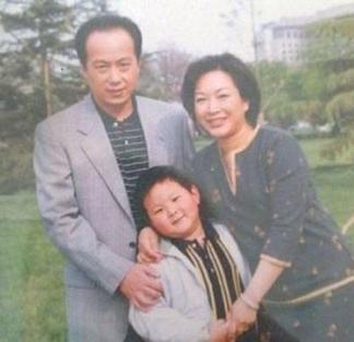 罗京病逝11年,职业生涯最难稿件曝光,李瑞英播报声音都在颤抖