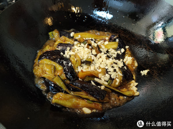 炒茄子,有人焯水,有人直接炒,大厨教你正确做法,不吸油更入味