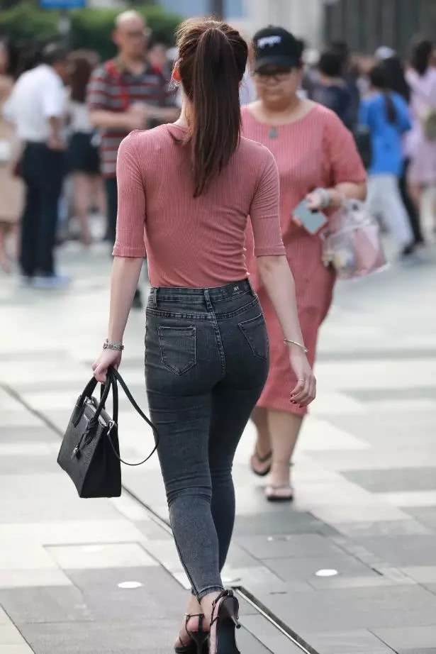 小姐姐 小姐姐爱穿简约牛仔裤,女性的百搭神器,展现简单的美最时尚