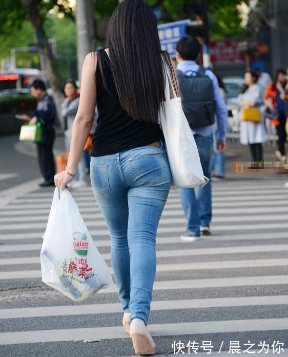 潮流 微胖的都市女孩，搭配牛仔裤，曼妙的身材充满了十足的魅力