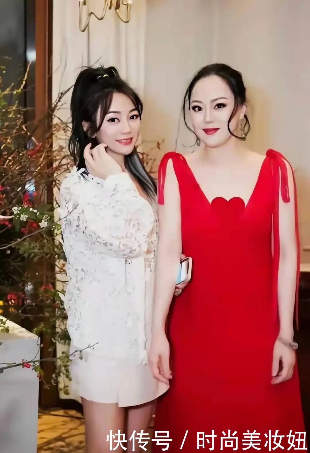 搭配|章小蕙越发有气质,穿吊带连衣裙圆润而不胖,天生的“贵妇范”