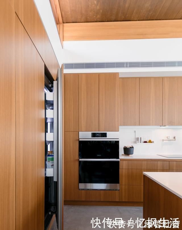 日本|学学日本这细节,吊柜不装到顶,留出空隙装长玻璃,小厨房亮堂了