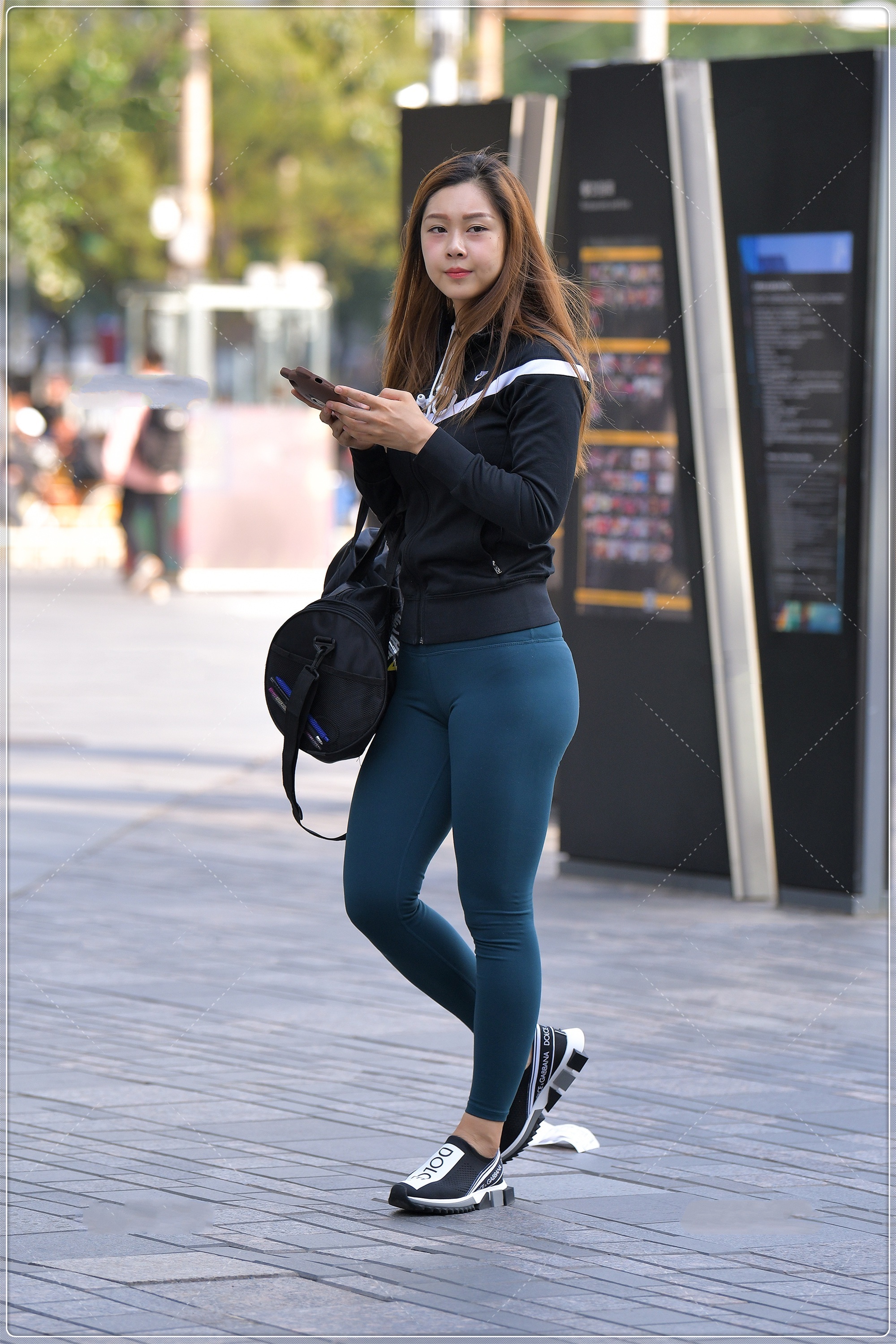 懒人鞋 黑色运动服搭配藏青色瑜伽裤,简约大气,深色系更显独特魅力