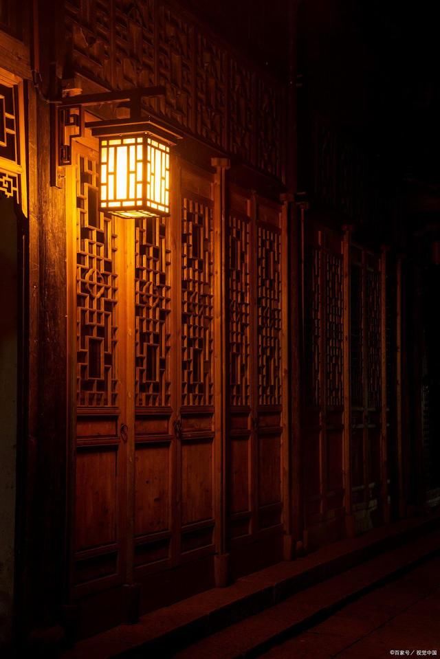 遥忆|路灯诗词24首:灯晖暗暗照城墙,柳舞河风宜纳凉