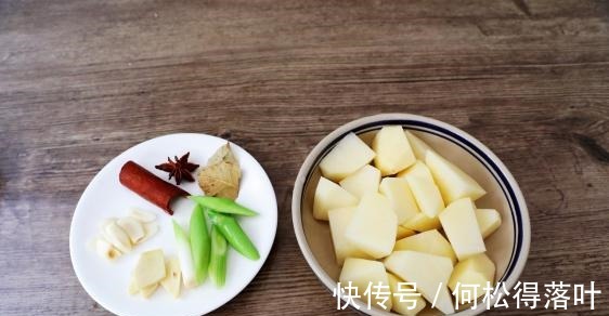 这么做土豆太香了,妥妥的待客硬菜,营养全面十足!