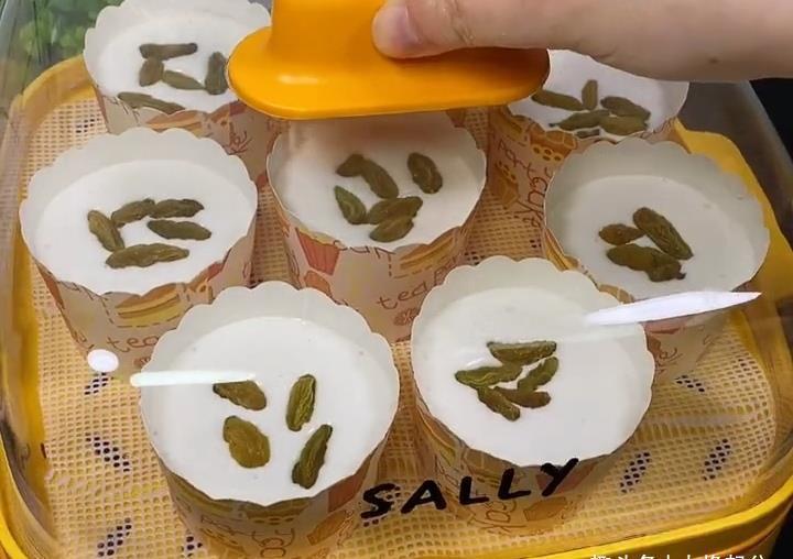 不用牛奶不用蛋，冬天喜欢吃的小点心，香甜可口，自己做挺简单