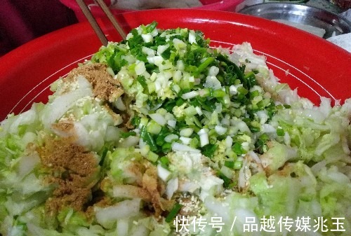 新招|河南农村50岁阿姨出新招,白菜别再炒着吃了,这样做小孩抢着吃