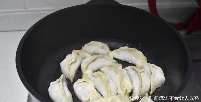 春天用这三种食材做饺子馅，鲜美汁多味道超赞，蒸饺煎饺都很好吃