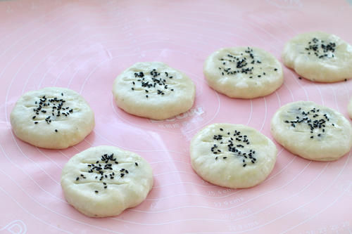 山药加紫薯做成松软小饼，营养翻倍有益身体健康，比包子馒头简单