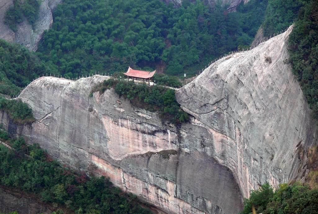 中国一座建在悬崖边的寺庙，唯一小路宽不到半米，走过去心惊胆战