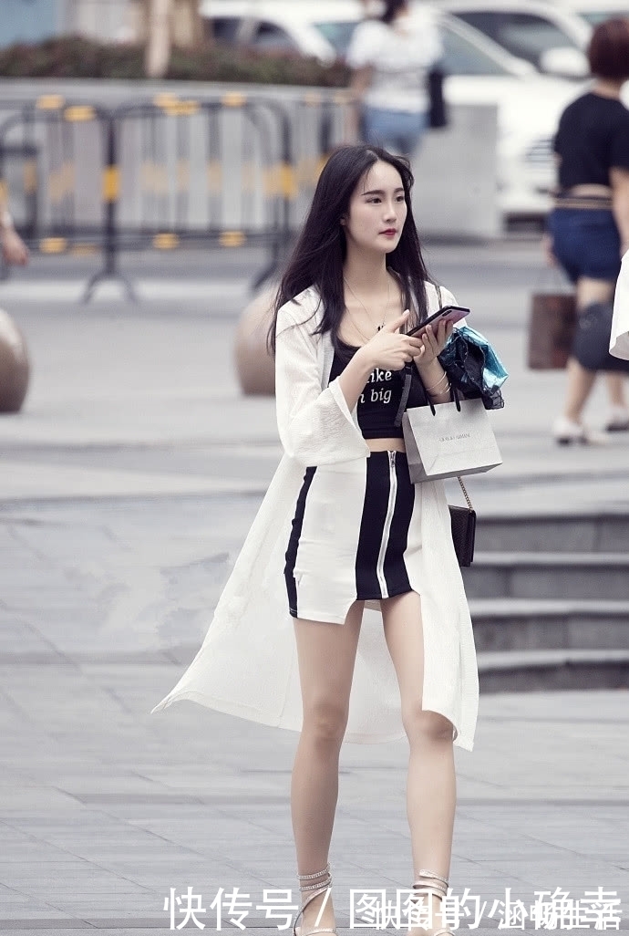 紧身|街拍:女孩穿着紧身短裙,一头黑色长发,有种邻家女孩的气质!