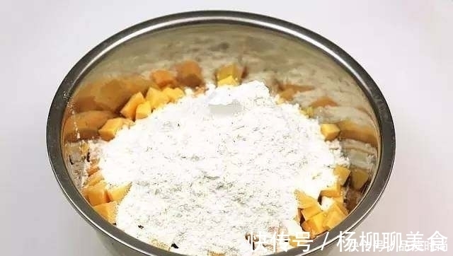 面糊|红薯别再烤着吃了，简单做个红薯饼，外酥里嫩，既是零食也是早餐