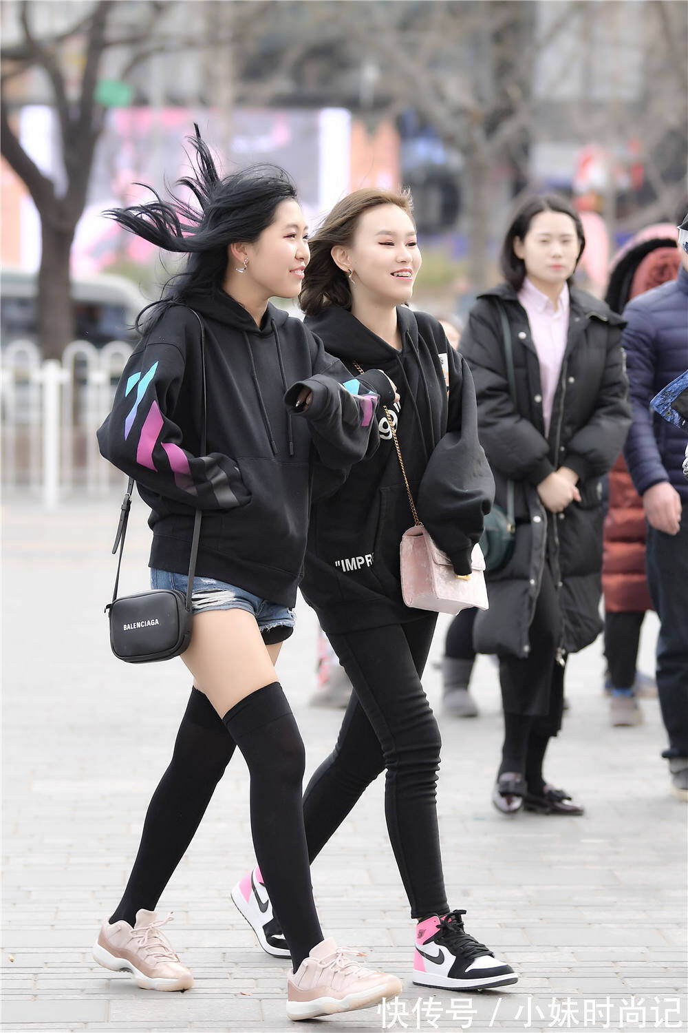 冬季|姐妹逛街,要不是看到别人穿着羽绒服,都不敢相信这是冬季