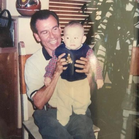 金samuel晒与棺木合照纪念父亲外媒曝杀人凶手是其父生前朋友 快资讯