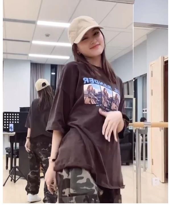 王俊凯|牛欣欣回应与王俊凯恋情?晒跳舞视频心情好,粉丝:可真会蹭热度