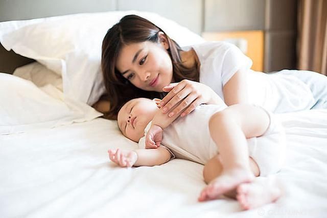 发育|别再让宝宝这样睡了?小心睡成了“舟状头”,影响宝宝发育